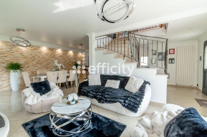 Pavillon - 140 m² - 7 pièces