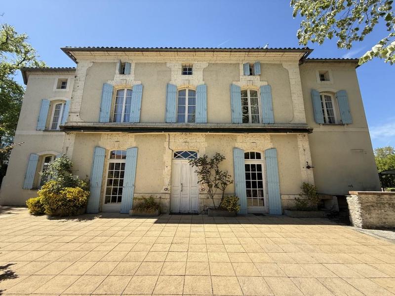 Maison - 725 m² - 24 pièces