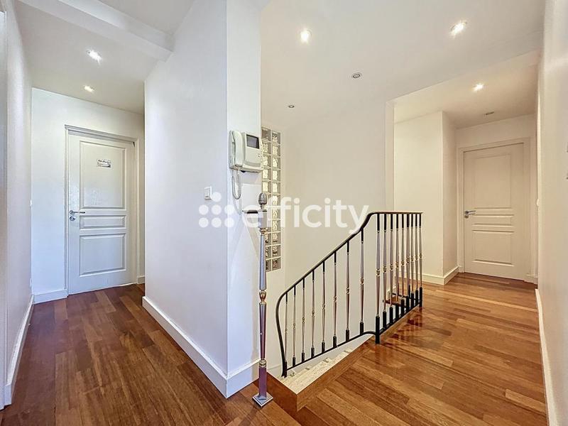 Maison - 240 m² - 7 pièces