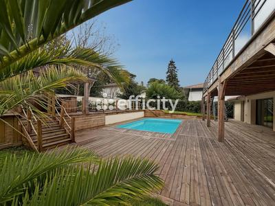 Villa - 273 m² - 8 pièces