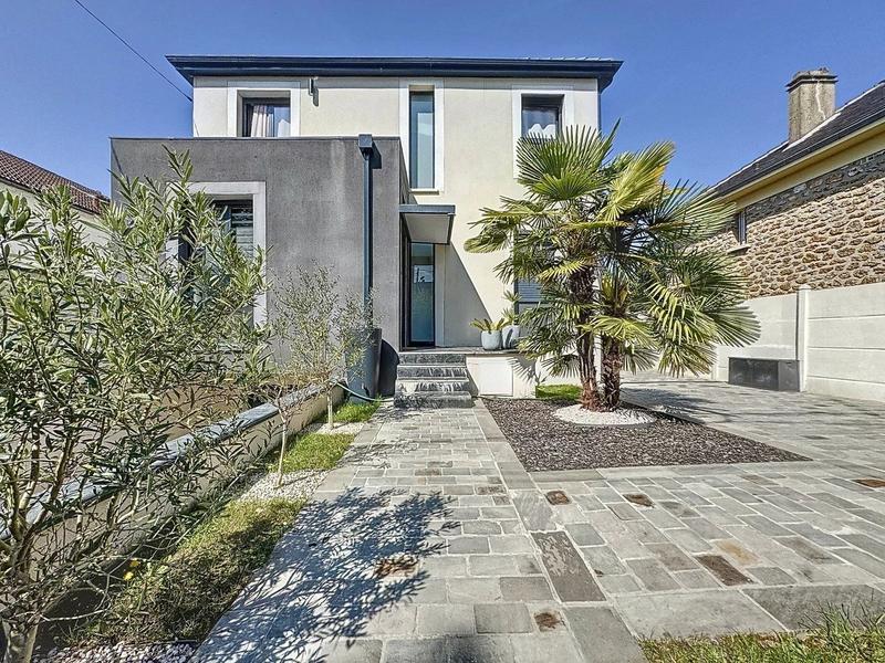 Maison - 235 m² - 8 pièces