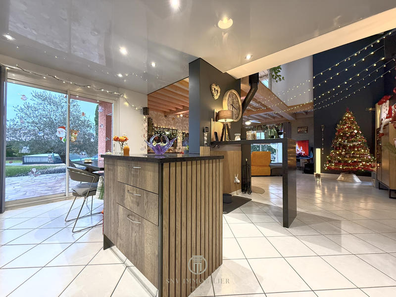 Maison - 239 m² - 9 pièces