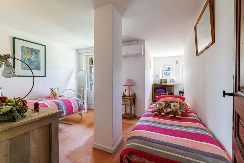 Propriété - 300 m² - 7 pièces