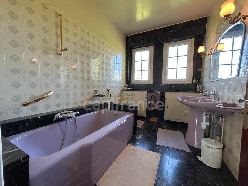 Maison - 252 m² - 7 pièces