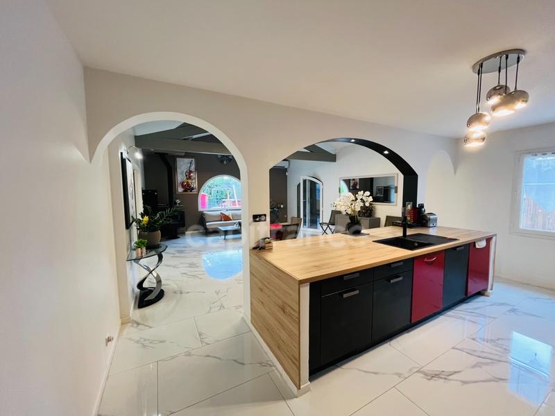 Maison - 228 m² - 8 pièces