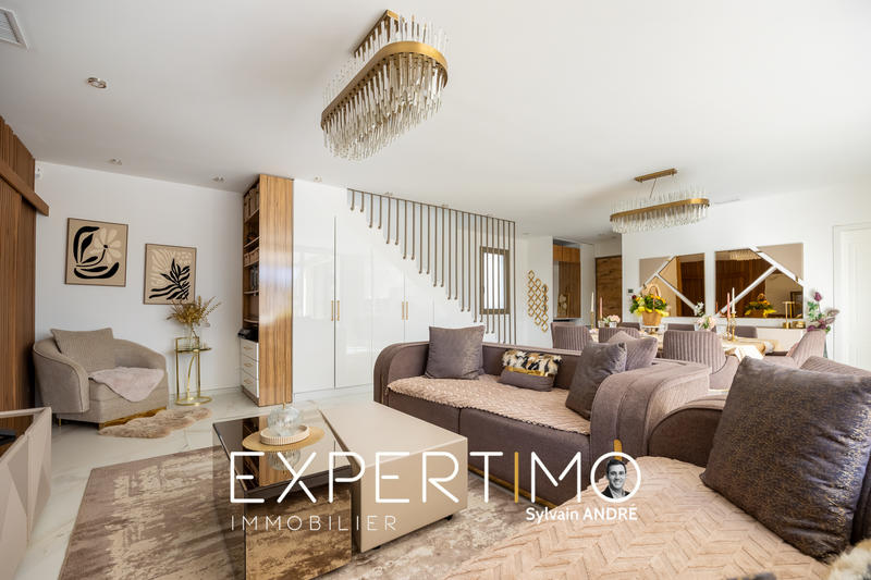 Maison - 230 m² - 9 pièces