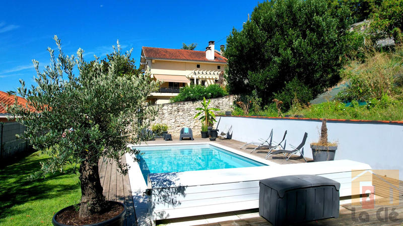 Maison - 300 m² - 11 pièces