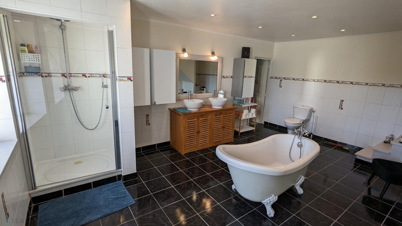 Maison - 185 m² - 9 pièces