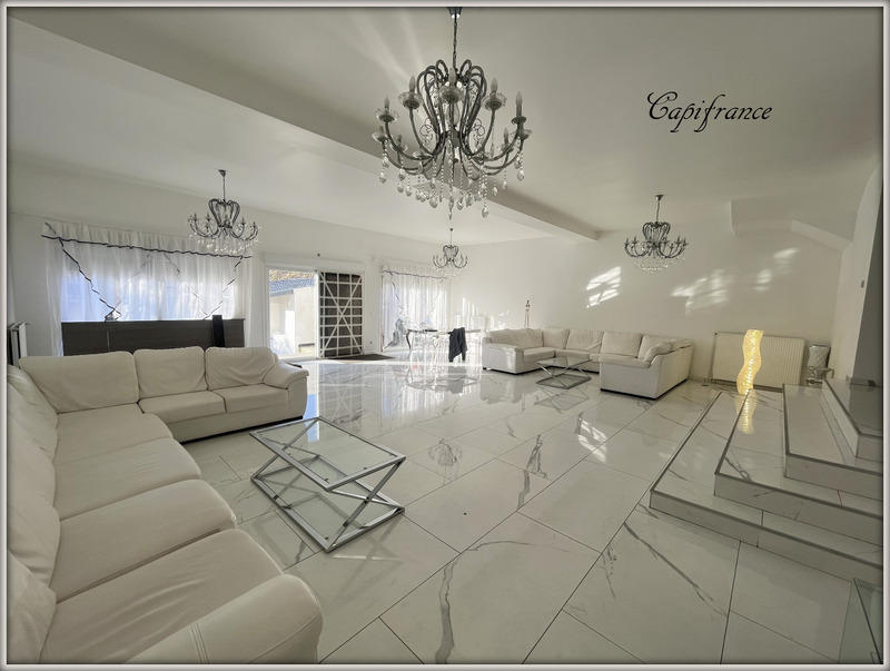 Maison - 305 m² - 8 pièces
