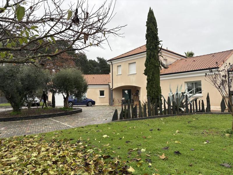 Demeure - 280 m² - 7 pièces