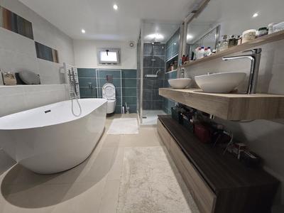 Maison - 203 m² - 6 pièces