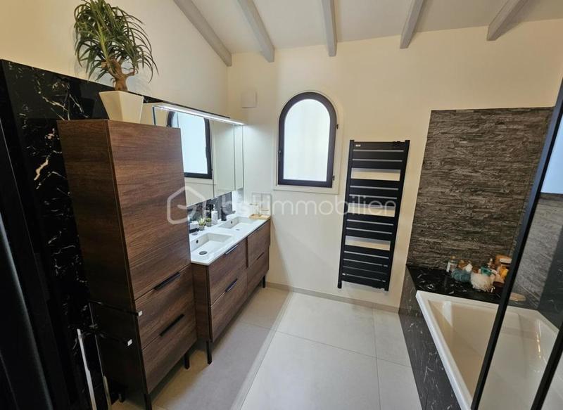 Propriété - 208 m² - 6 pièces