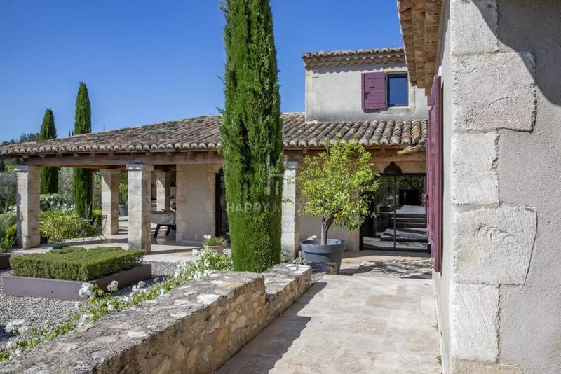 Propriété - 240 m² - 9 pièces