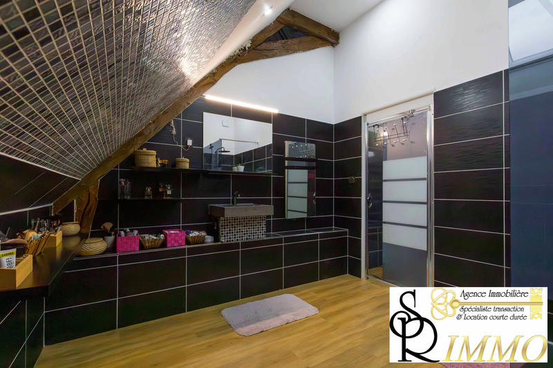 Maison - 201 m² - 7 pièces