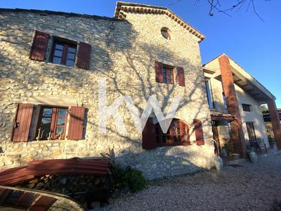 Maison - 230 m² - 6 pièces