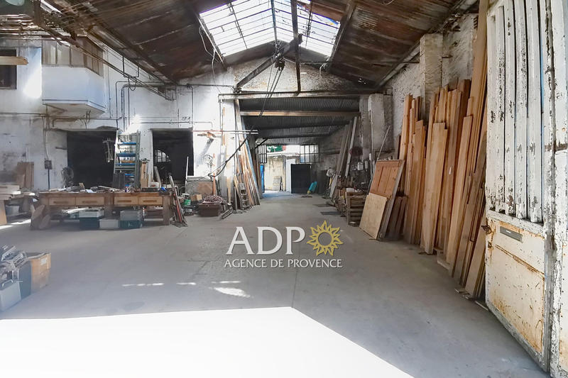 Local commercial - 921 m²