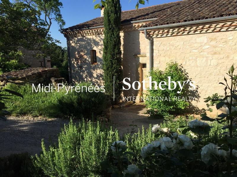 Maison - 585 m² - 18 pièces