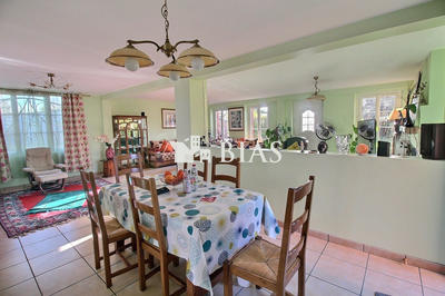 Maison - 239 m² - 7 pièces