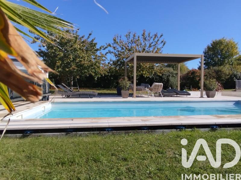 Maison - 213 m² - 9 pièces