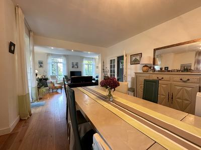 Maison - 260 m² - 11 pièces