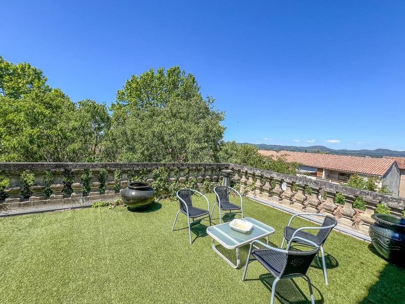 Maison - 2 000 m² - 24 pièces