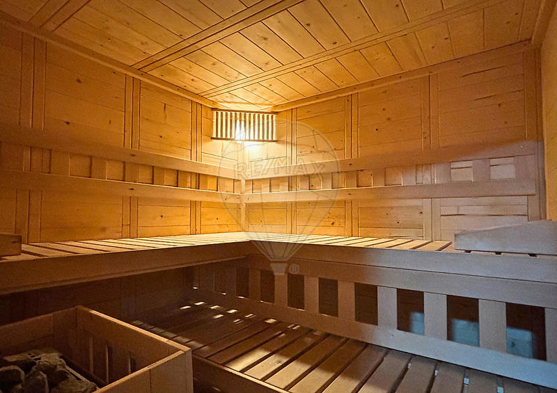 Maison - 201 m² - 7 pièces