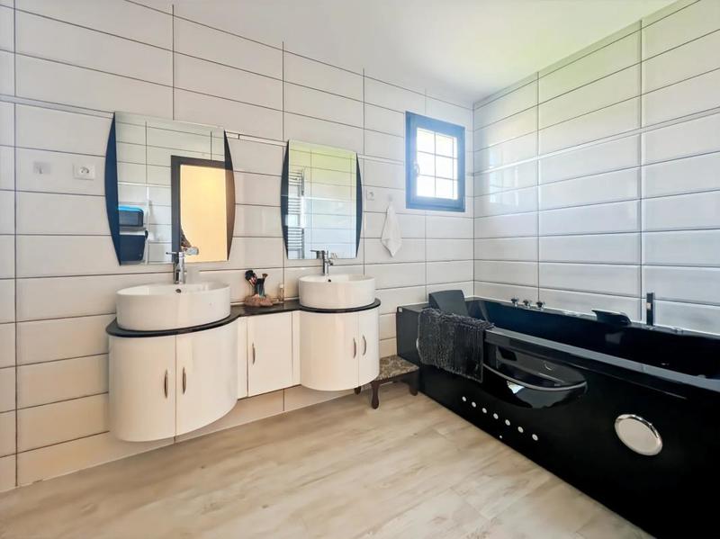 Maison - 390 m² - 12 pièces