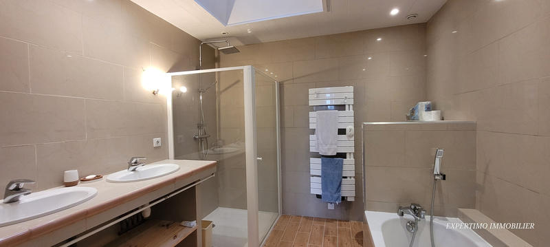 Maison - 252 m² - 9 pièces