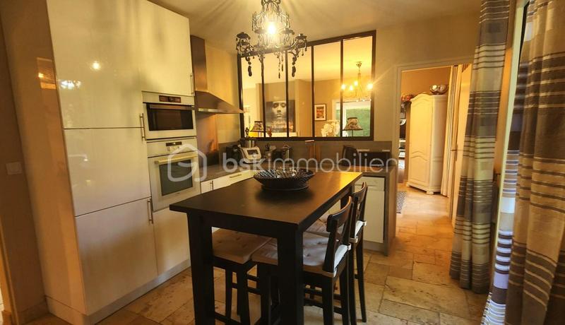 Propriété - 230 m² - 8 pièces