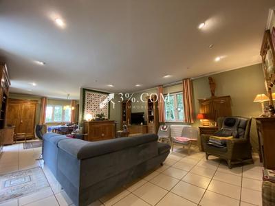 Propriété - 233 m² - 9 pièces