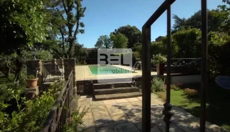 Propriété - 325 m² - 11 pièces