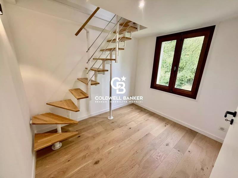 Maison - 220 m² - 7 pièces