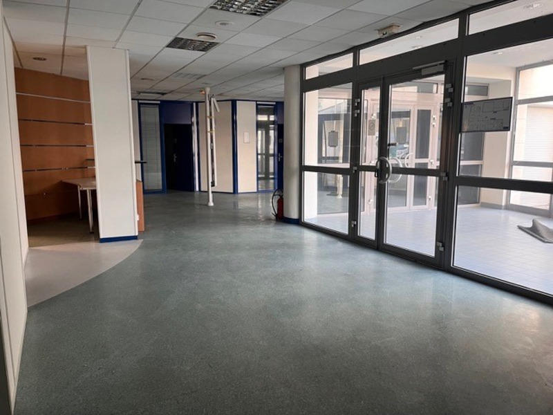 Local d'activité / Entrepôt - 672 m² - 25 pièces