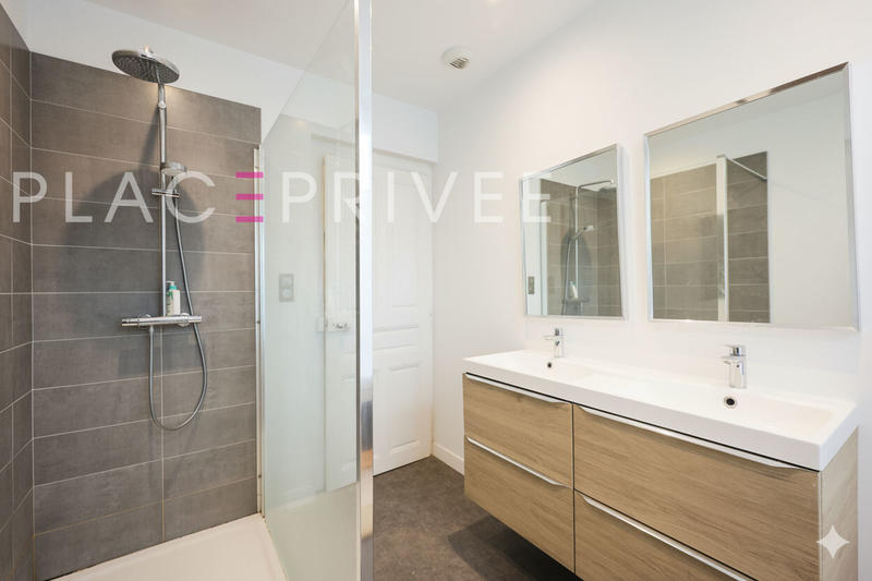 Maison - 400 m² - 12 pièces