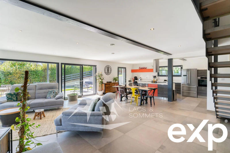 Villa - 243 m² - 9 pièces