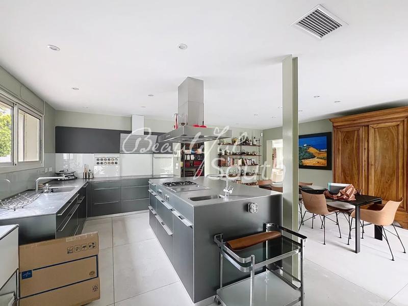 Villa - 300 m² - 7 pièces