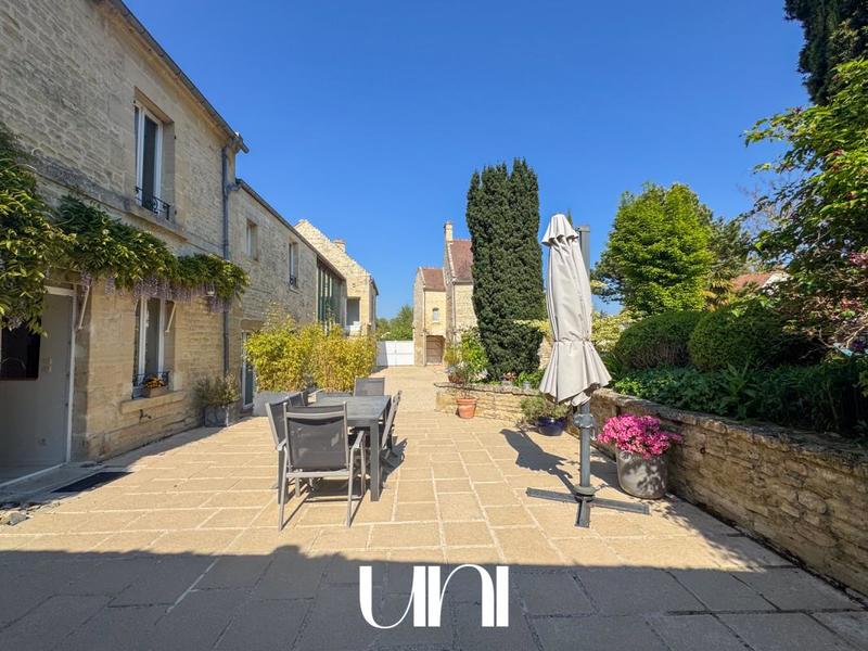 Maison - 305 m² - 11 pièces