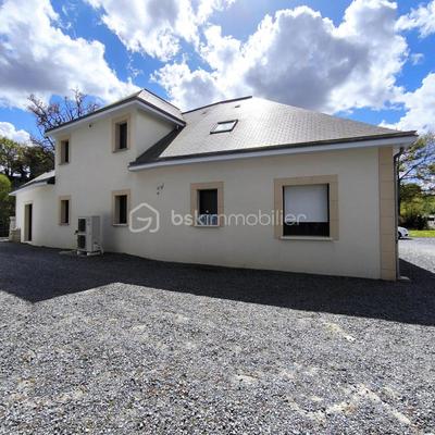 Maison - 213 m² - 7 pièces