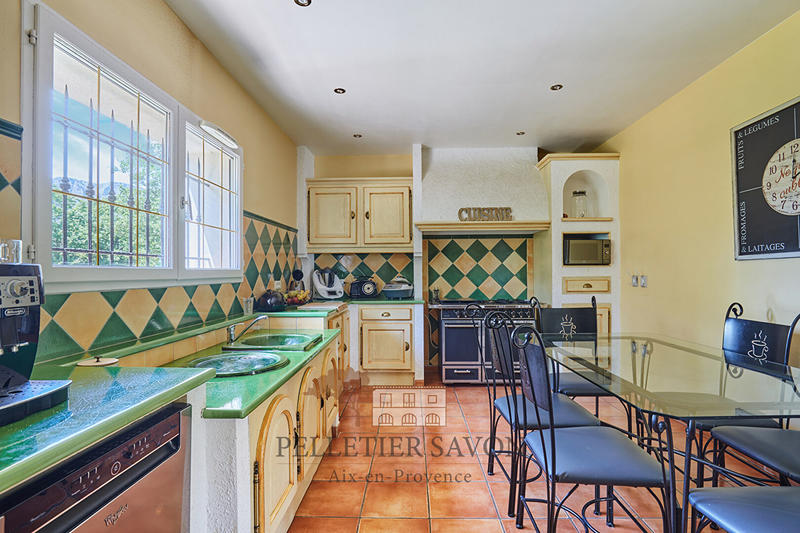 Maison - 220 m² - 7 pièces