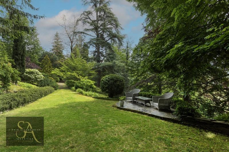 Maison - 312 m² - 9 pièces