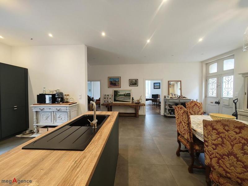 Maison - 225 m² - 9 pièces