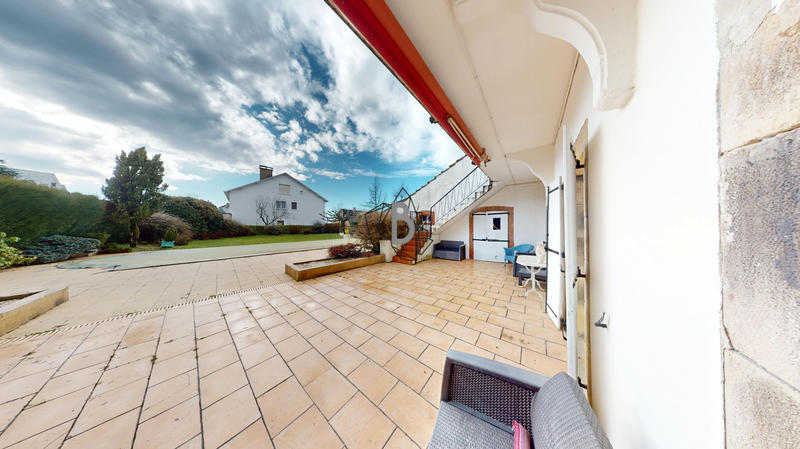 Maison - 250 m² - 8 pièces