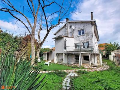 Villa - 300 m² - 17 pièces