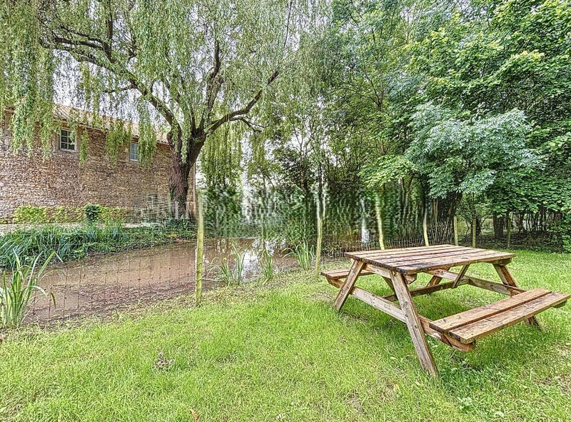 Propriété - 440 m² - 22 pièces