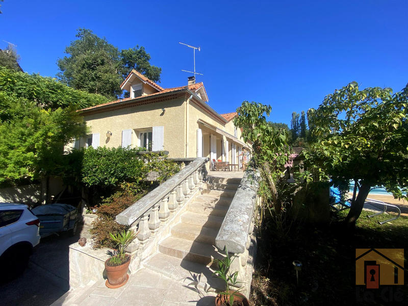 Maison - 270 m² - 9 pièces