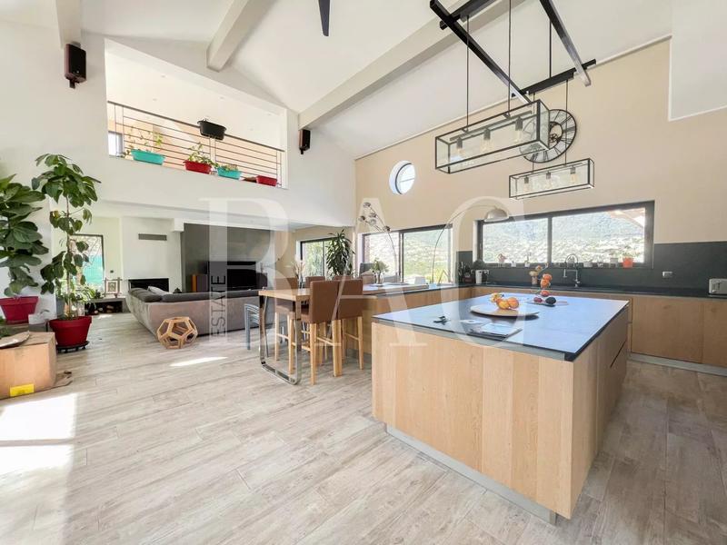 Villa - 350 m² - 7 pièces