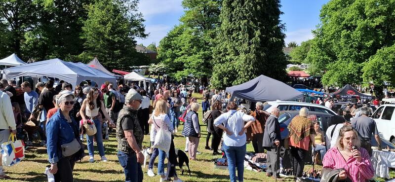 Vide greniers - marché aux fleurs, producteurs et artisans