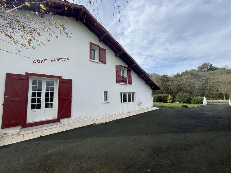 Maison - 265 m² - 10 pièces