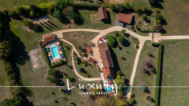 Maison - 431 m² - 17 pièces