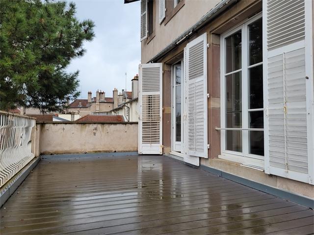 Maison - 385 m² - 9 pièces
